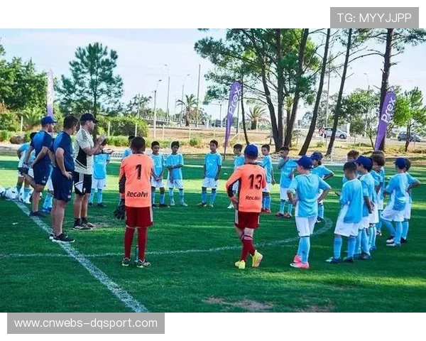 西甲俱乐部青训营开放日，千名小球员参与体验活动