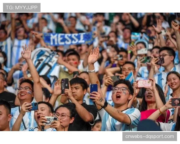 小球迷冲入场内与偶像击掌,被安保人员带离时笑容满面 小球迷冲入场内与偶像击掌,被安保人员带离时笑容满面