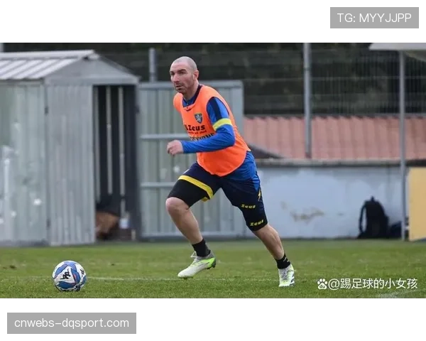 弗罗西诺内小球迷冲入场内拥抱偶像，随后被安保带离